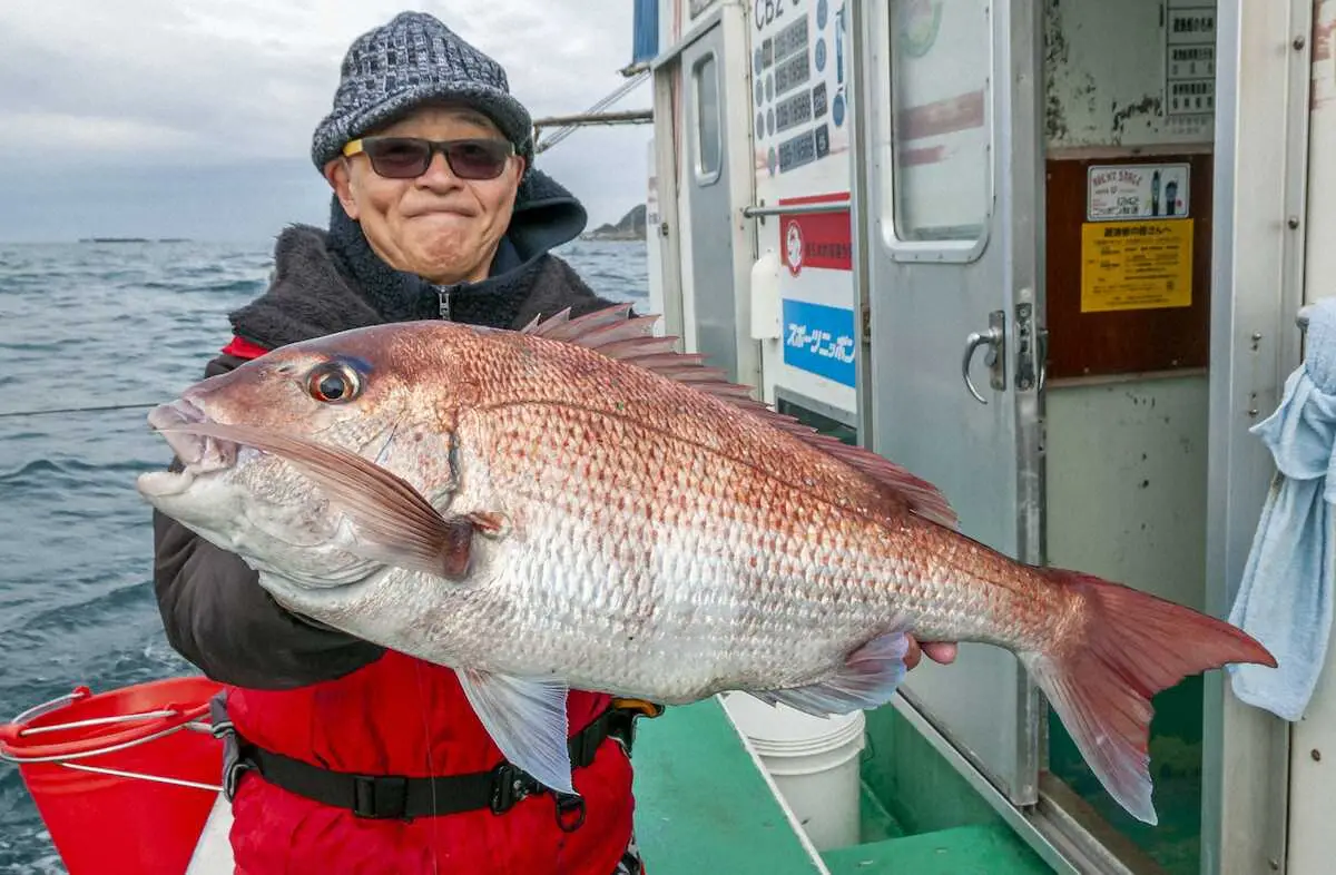 釣友の大隅孝之さんが釣った4キロの大ダイ。千田沖は10キロ級のビッグサイズも狙える釣り場だ