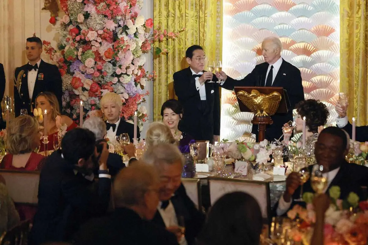 米ホワイトハウスで開かれた公式夕食会で、乾杯する岸田首相とバイデン大統領（奥右）