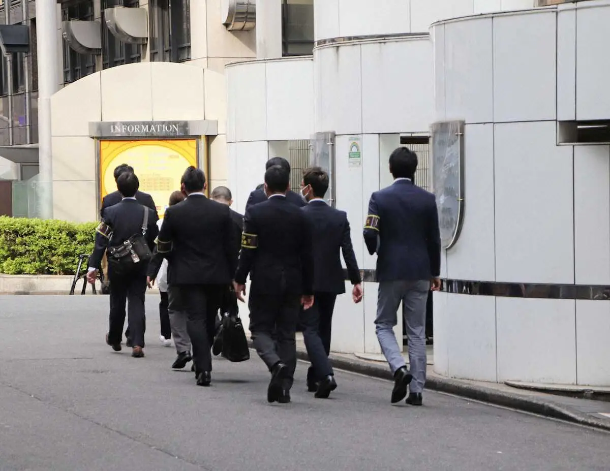 東京・歌舞伎町のラブホテルやレンタルルームなどに向かう警視庁の捜査員ら
