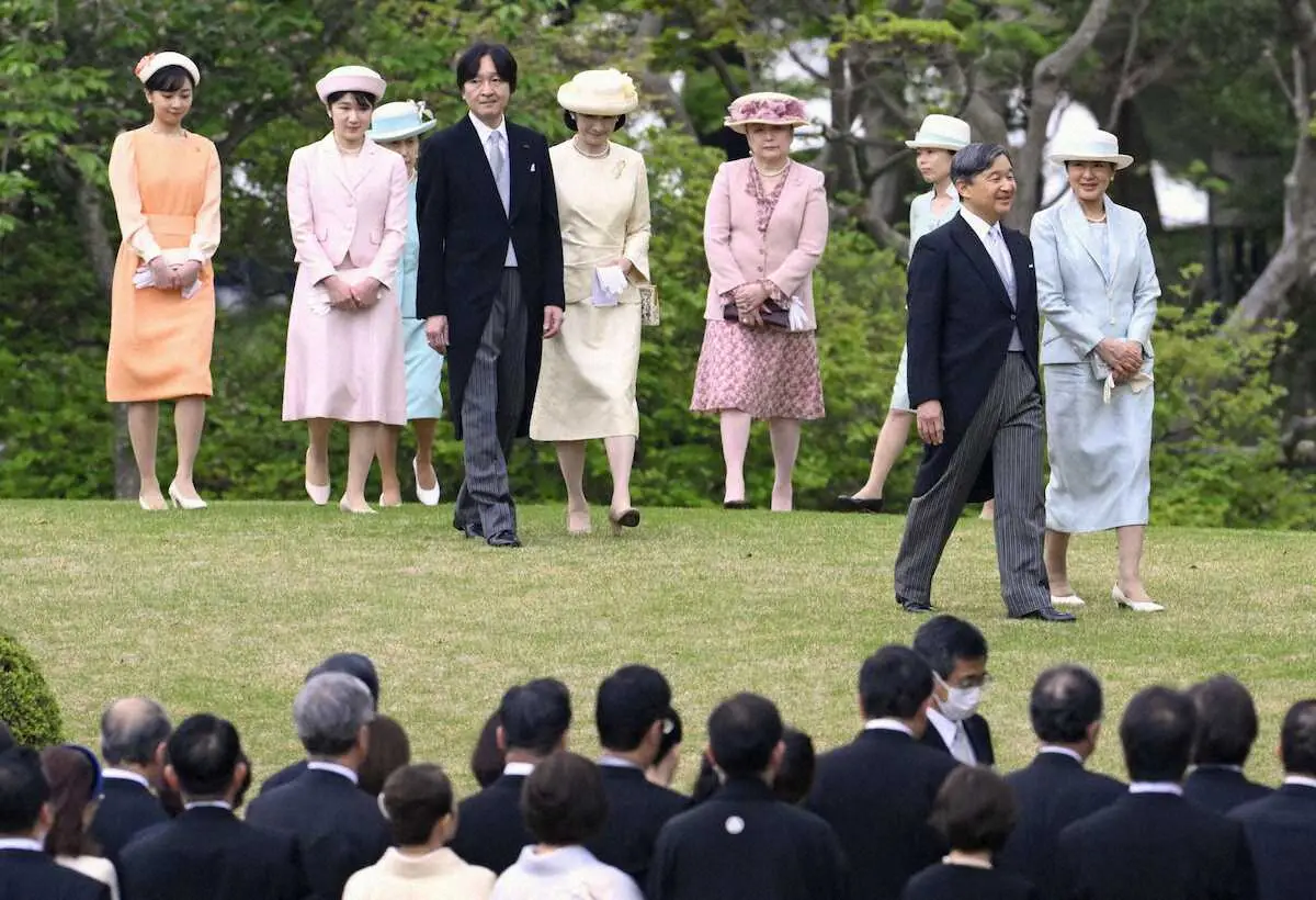 春の園遊会に臨まれる天皇、皇后両陛下、秋篠宮ご夫妻、愛子さま、佳子さまら皇族方