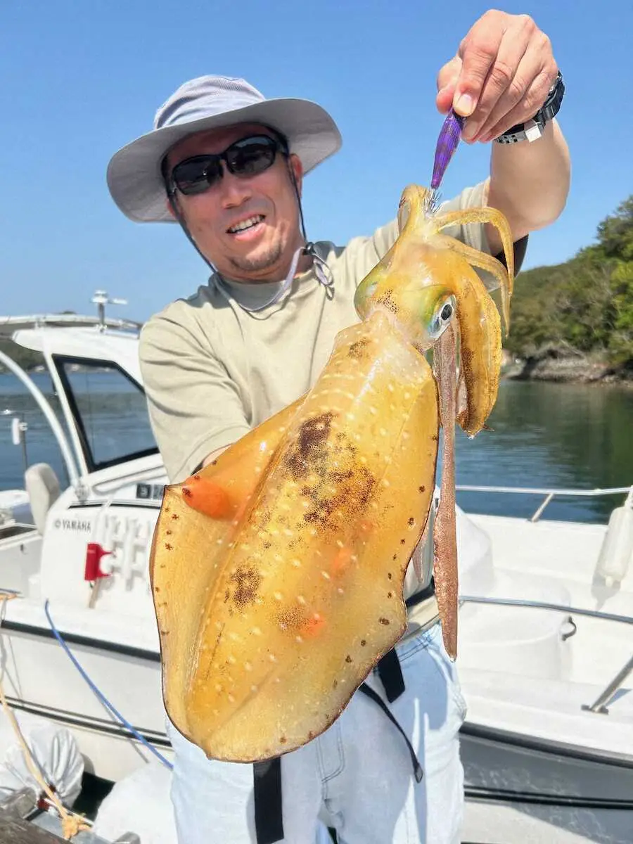 釣友の武富さんが釣り上げた1・5キロのアオリイカ