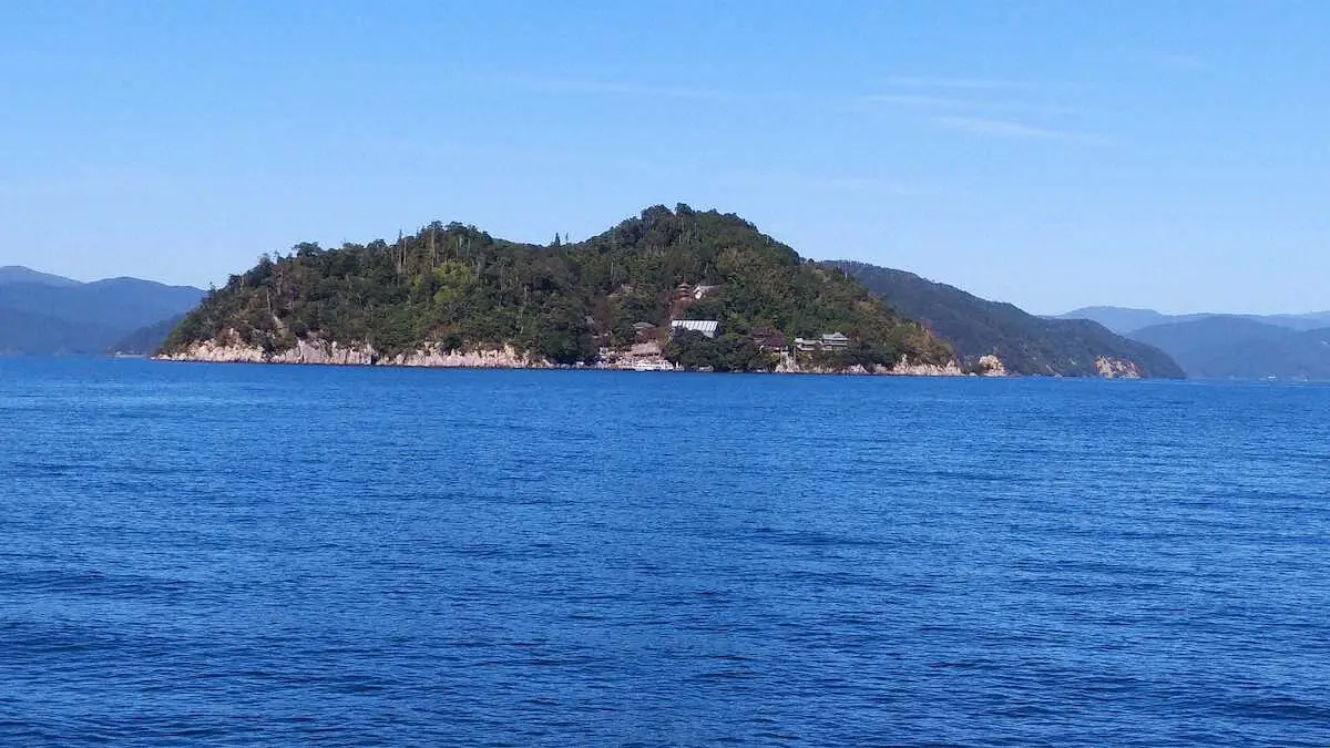琵琶湖の北部に浮かぶ竹生島。小さな島だがパワースポットとして人気だ