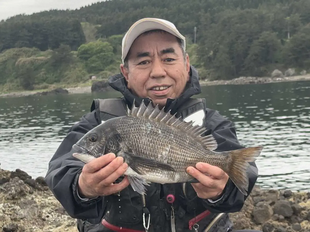 津軽半島に“春”を告げる良型のクロダイを釣った荒関さん