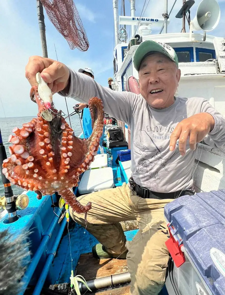 この日最大の2キロを釣り上げた隣のおじさん・松下裕さん（68）