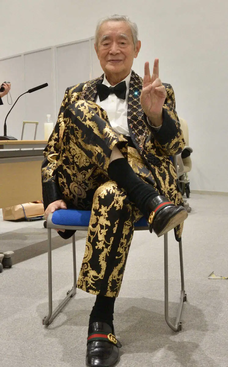 特注の「ドルチェ＆ガッパーナ」のスーツで東京都知事選への出馬を表明したドクター・中松氏（撮影・小田切　葉月）