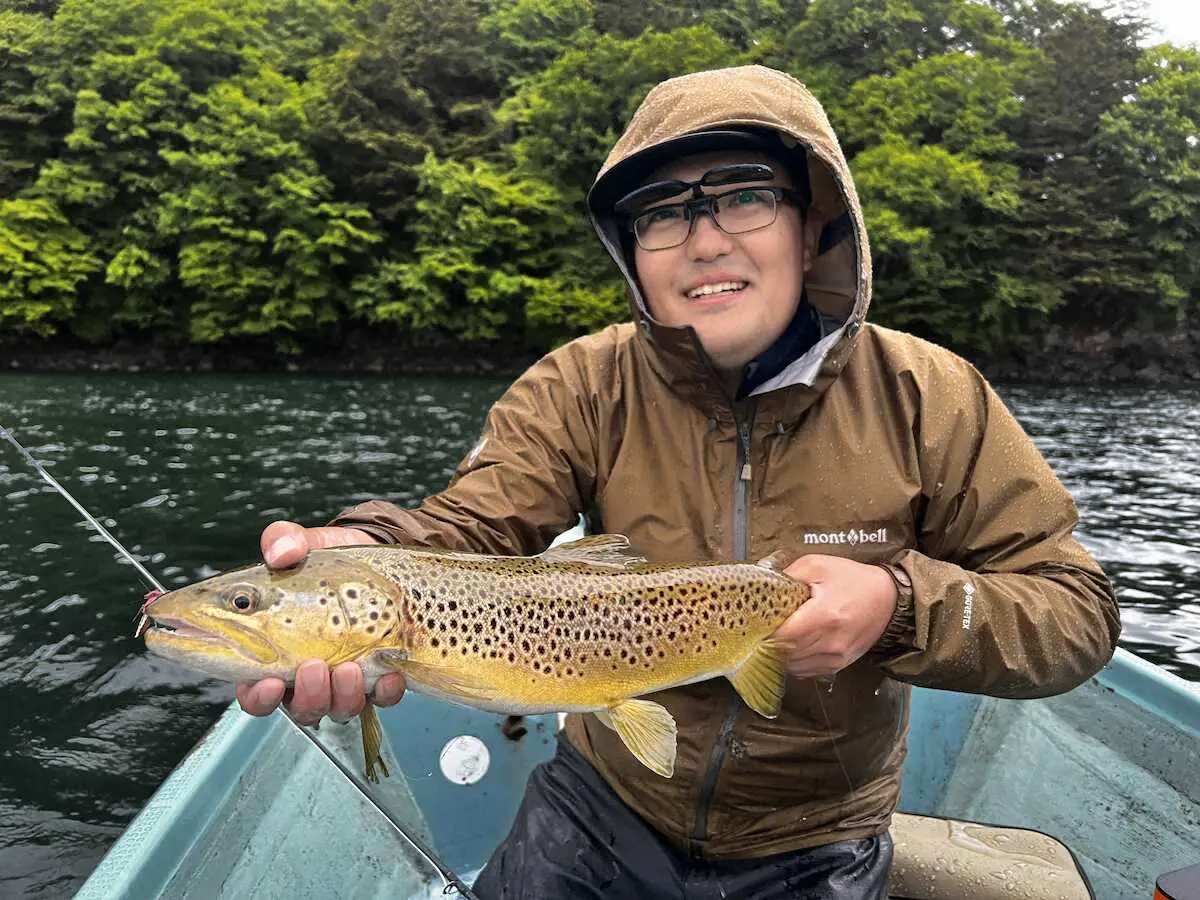 ライバル減らし魚の活性上げた恵みの雨、ブラウン58センチ　ボートであわやトラブル　栃木・中禅寺湖