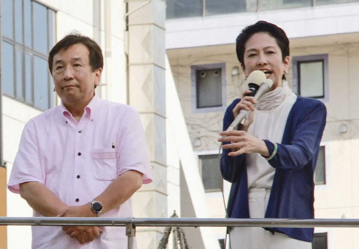立憲民主党の枝野幸男前代表（左）と街頭演説する蓮舫参院議員