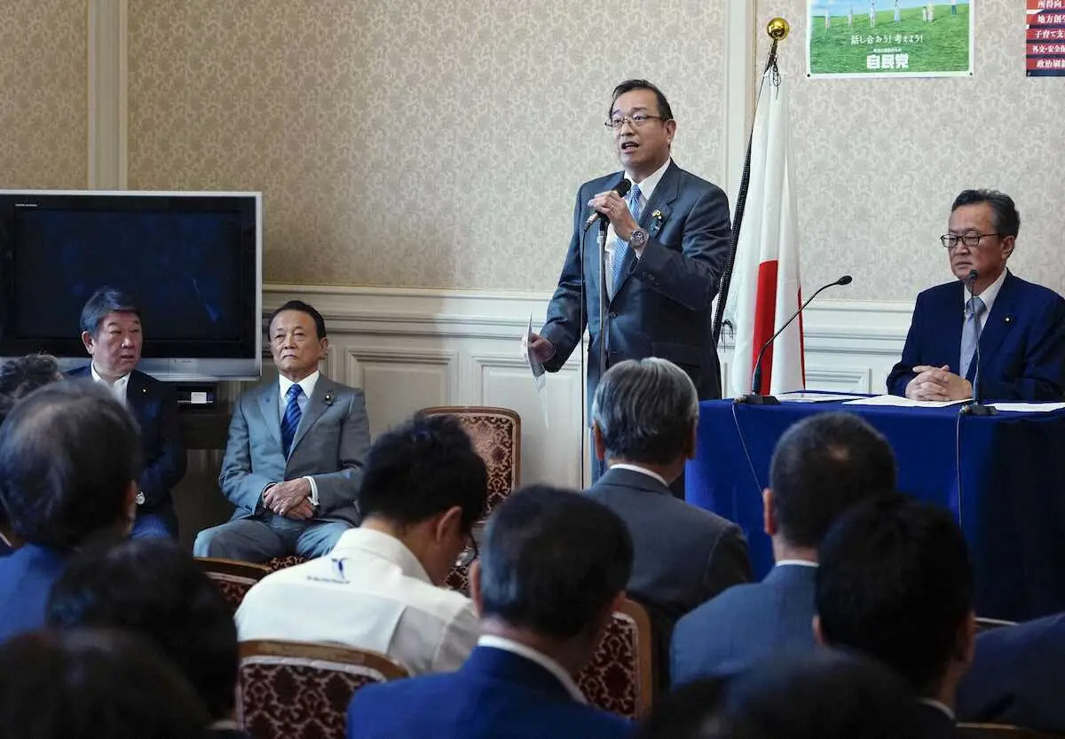 自民党代議士会で岸田首相の欠席を批判した津島淳衆院議員（右から2人目）。左端は茂木幹事長