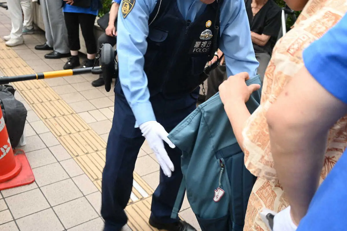JR立川駅北口で行われた蓮舫氏の演説で手荷物検査を実施する警察官（撮影・佐藤昂気）