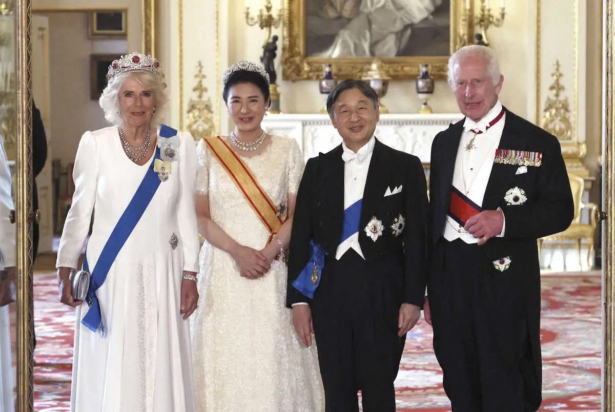 バッキンガム宮殿での晩さん会を前に、記念撮影に臨まれる天皇、皇后両陛下と英国のチャールズ国王、カミラ王妃（代表撮影・共同）