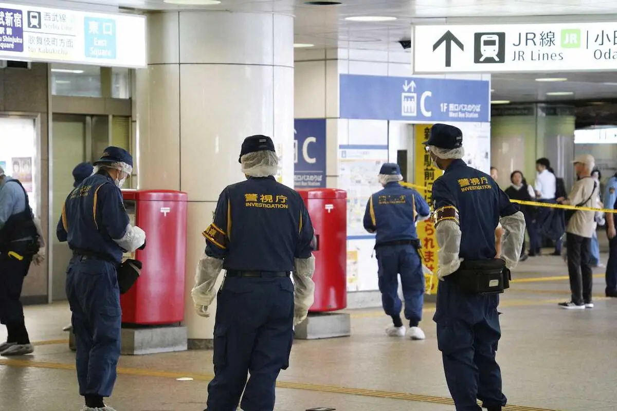 女が警察官を刺したとみられる現場を調べる捜査員ら＝27日午前10時17分、東京都新宿区