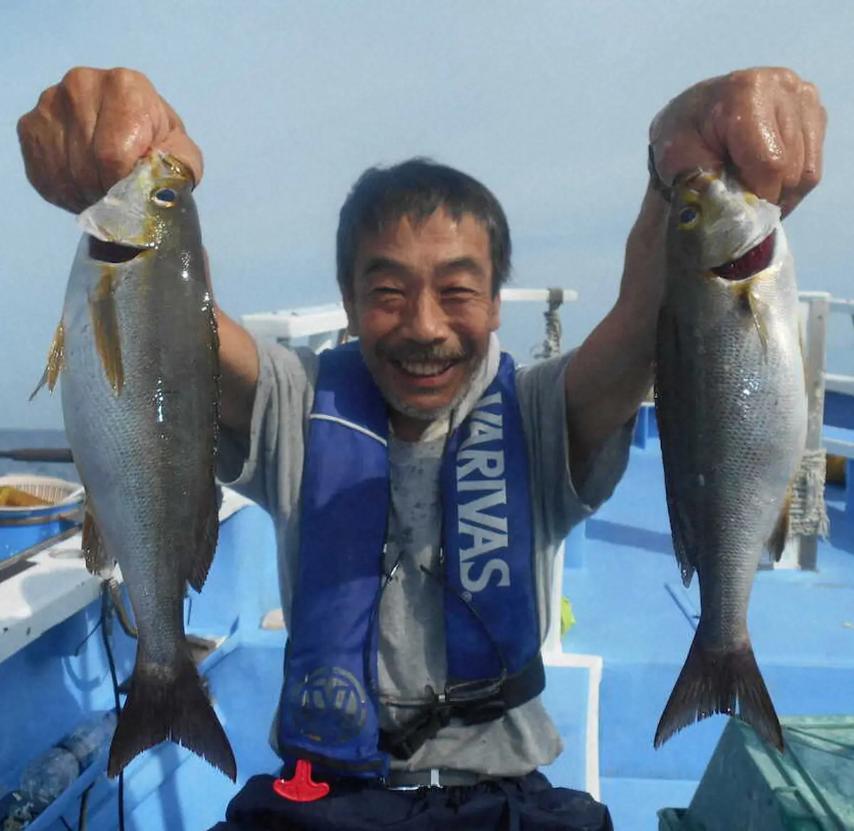 釣友の山本さんは35センチ級のダブルにニンマリ　　　　　　　　　　