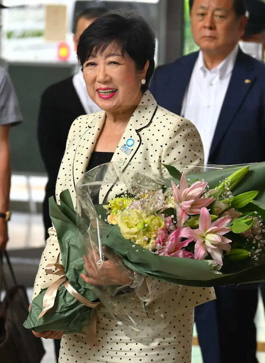 3選後初の登庁で都職員らに迎えられた小池百合子知事