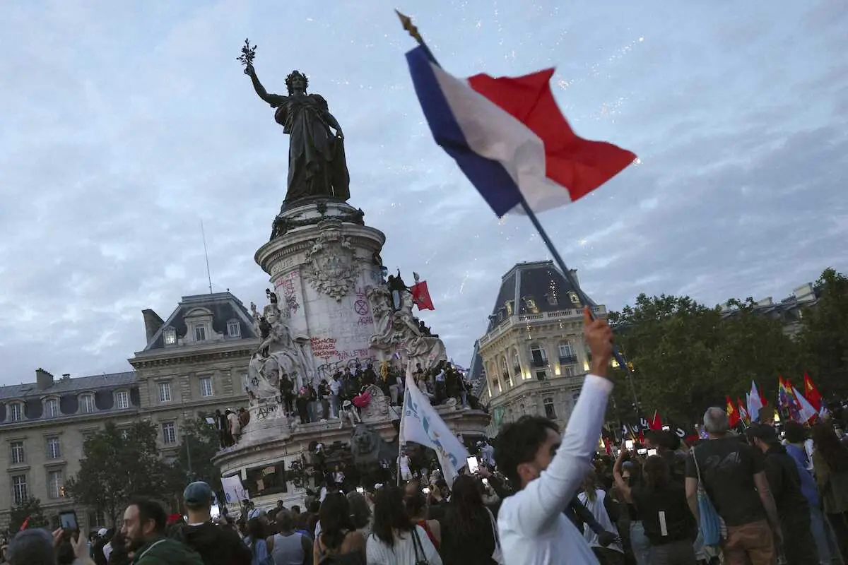 フランス下院総選挙決選投票の結果を受けて、レピュブリック広場に集まって歓声を上げる左派連合の支持者たち＝7日、パリ（共同）