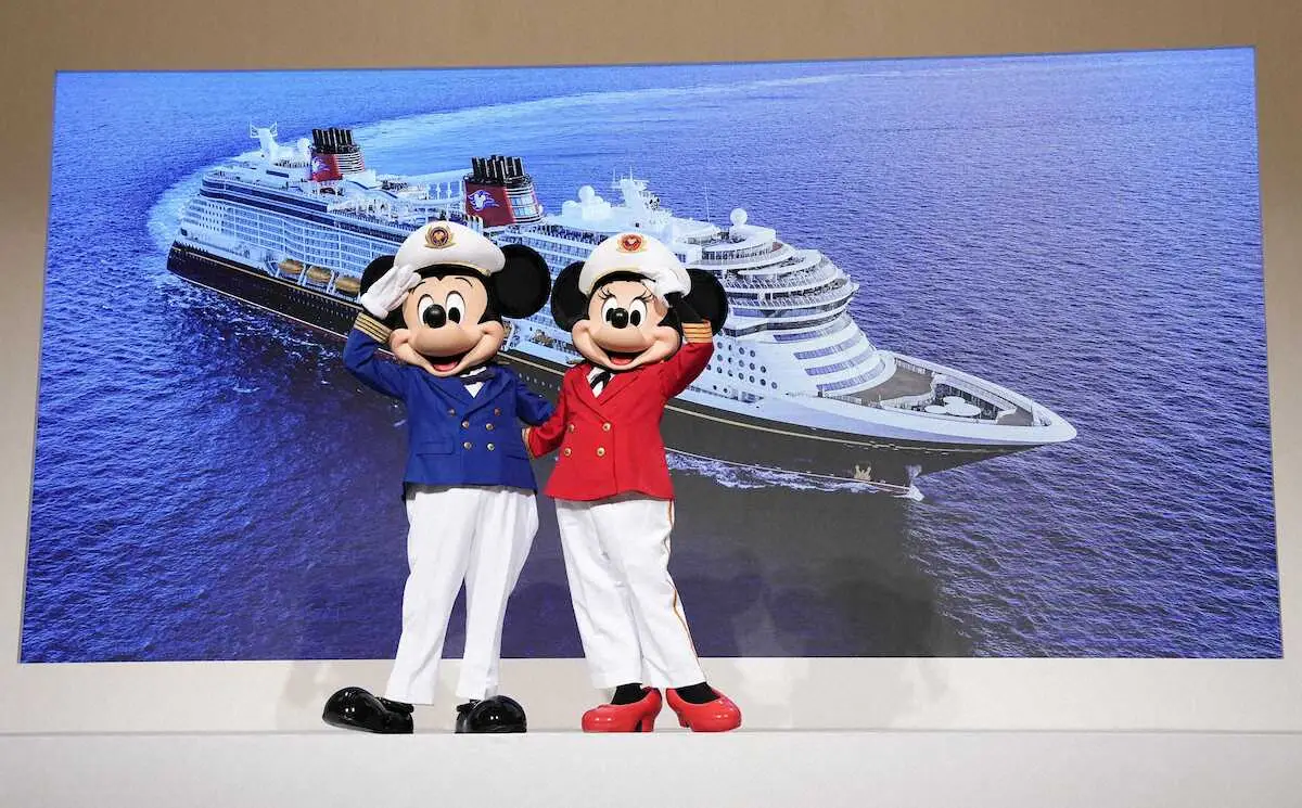 東京ディズニーリゾートを運営するオリエンタルランドがクルーズ船事業への進出を発表し、登場したミッキーマウス（左）とミニーマウス