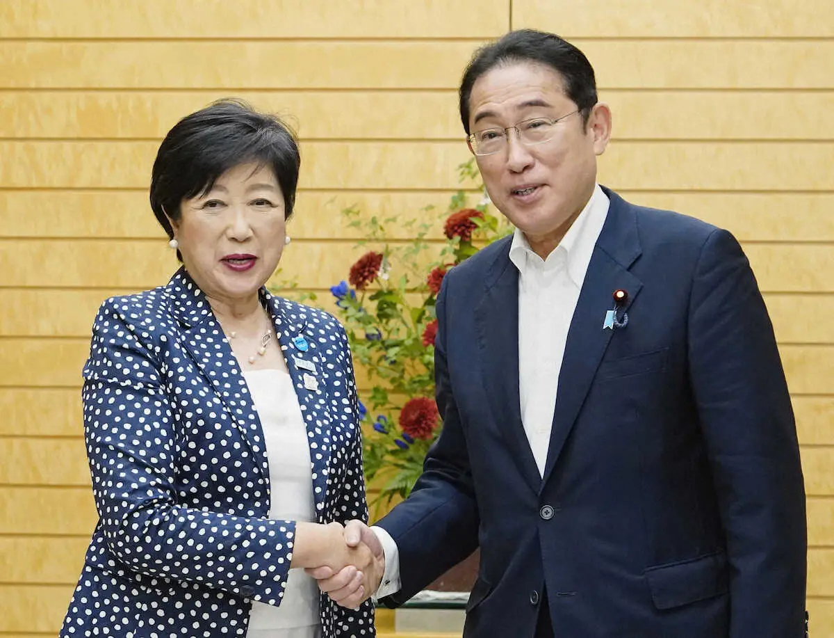 東京都の小池百合子知事（左）と握手する岸田首相