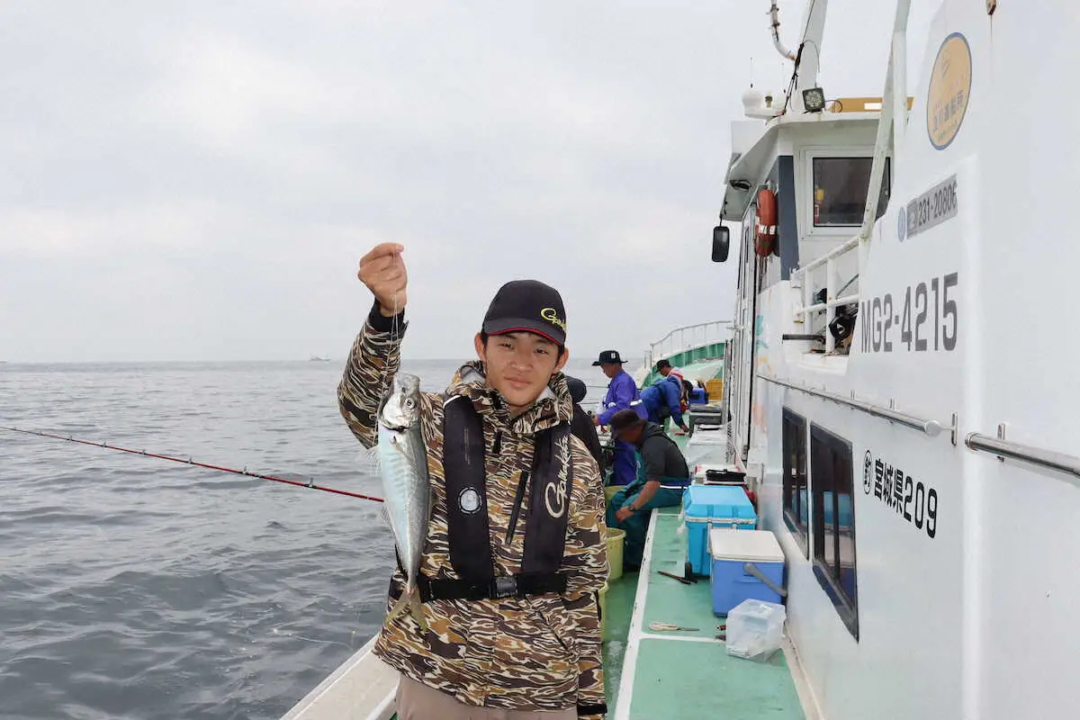 良型マアジを上げた真海。釣りには繊細さも大事だが大胆さも大切なのだ