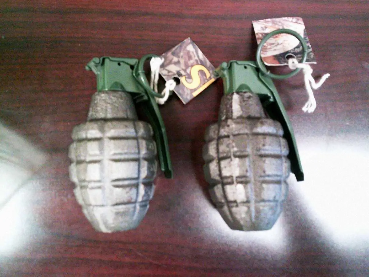 フクシマ・アキト容疑者が所持していた手りゅう弾。米ハワイ州の警察当局がホームページで公開した（共同）