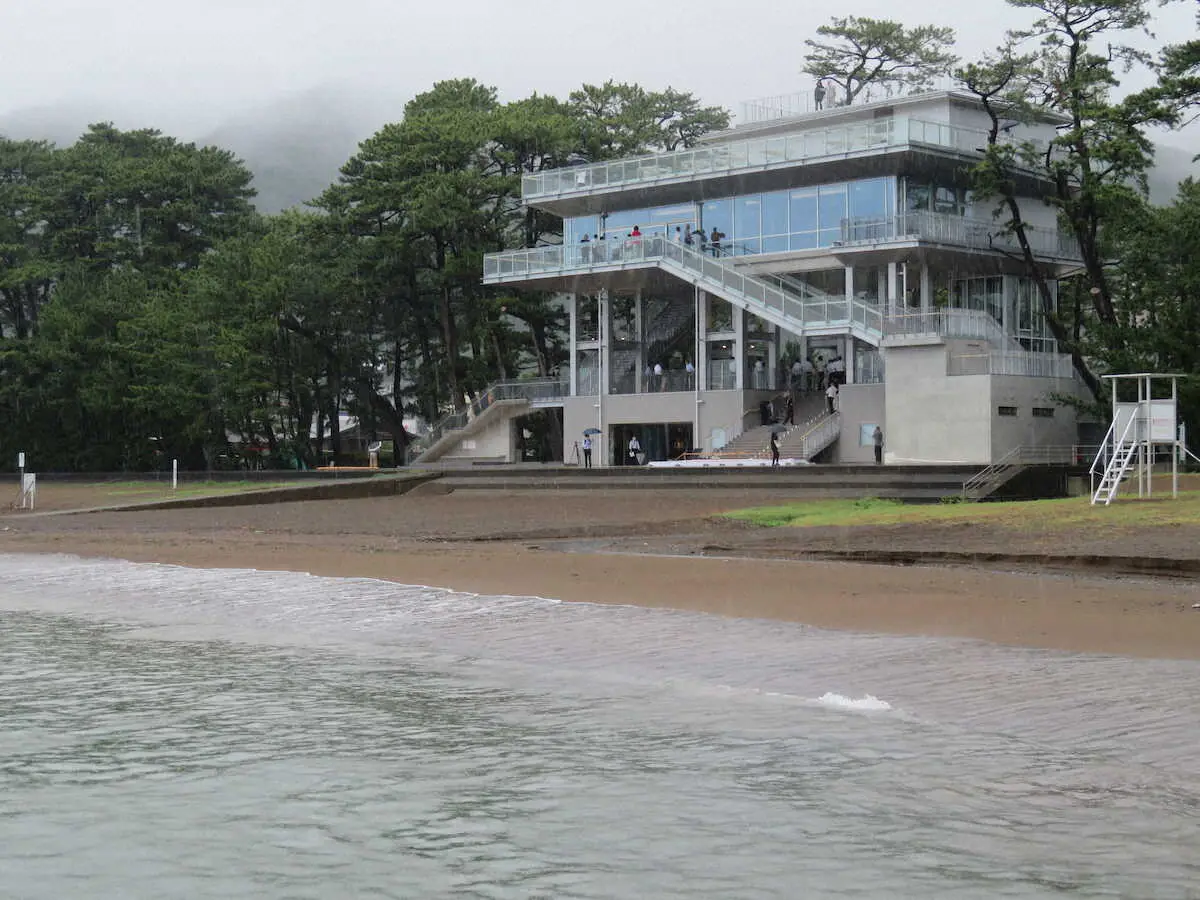 静岡・土肥海岸に津波避難複合施設オープン　国内初の観光と防災機能兼備