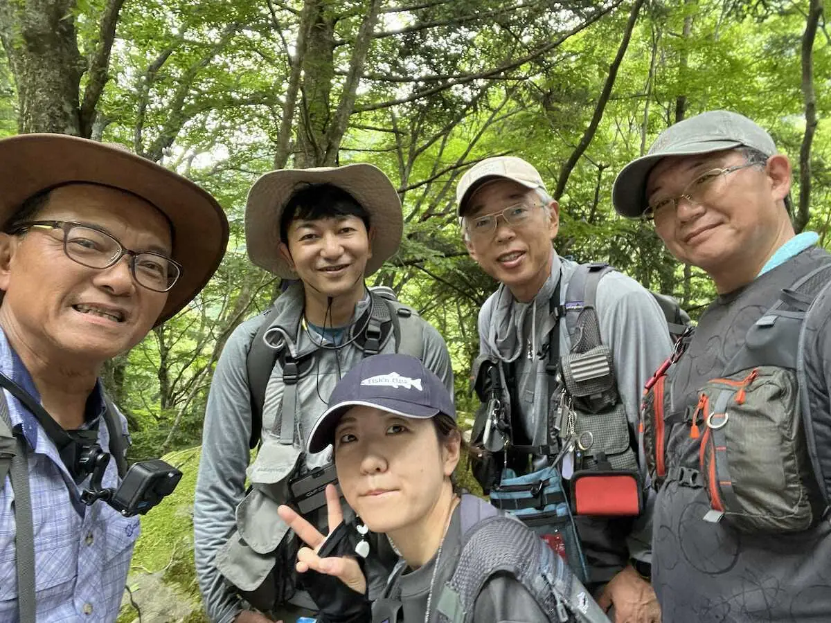 クマの出没が多いので単独釣行は避けよう。今回の源流チーム。左端が筆者。