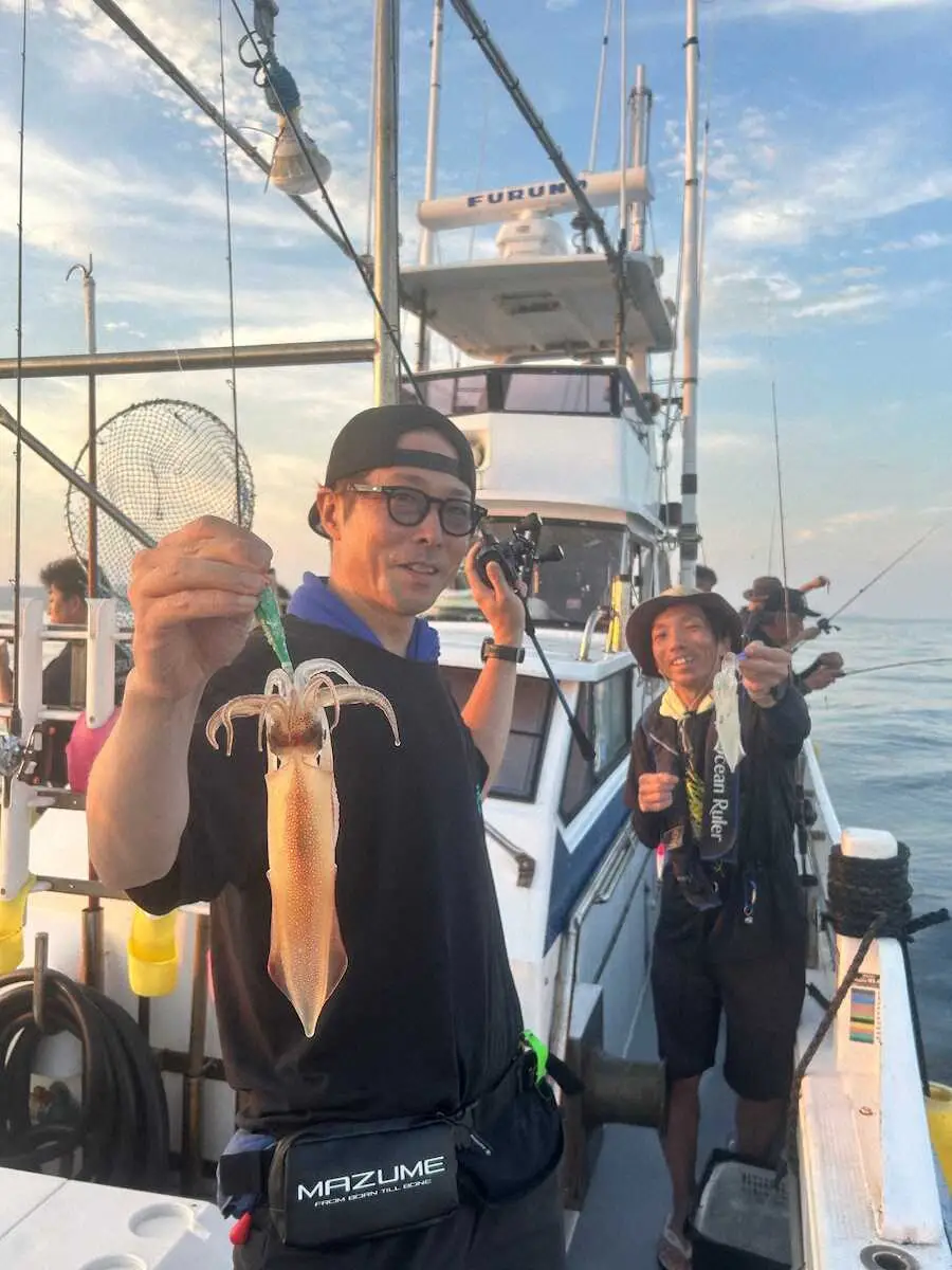 釣友の長岩さん（左）と田中さん（右）にケンサキイカがダブルでヒット