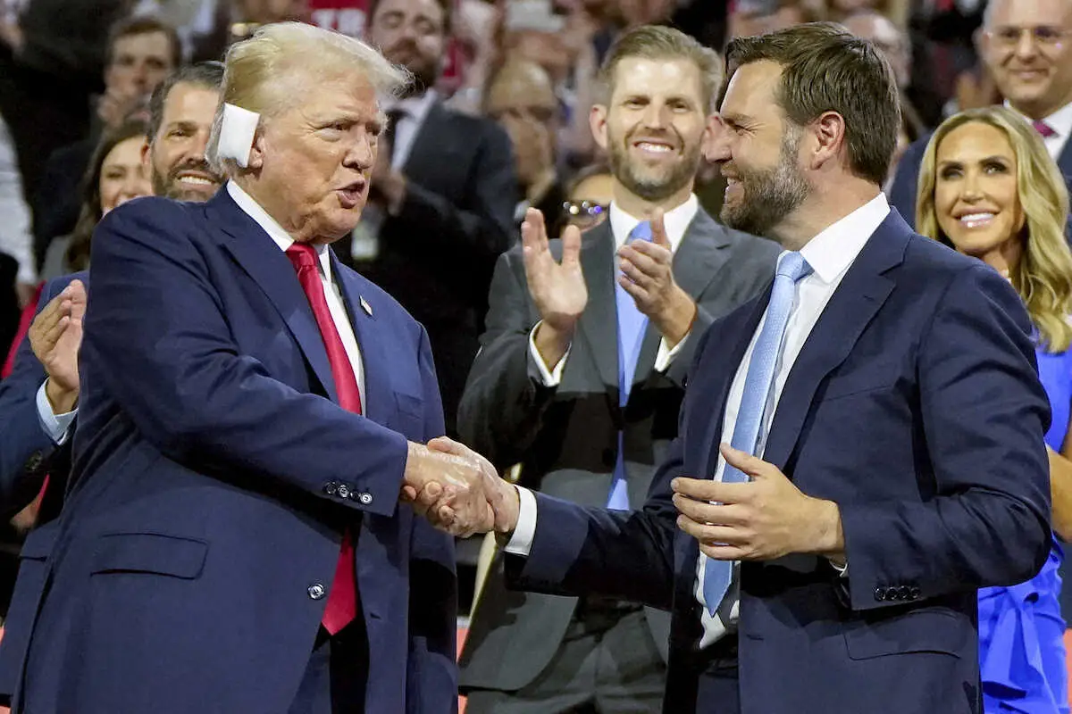 15日、米ウィスコンシン州ミルウォーキーで開かれた共和党大会で握手するトランプ前大統領（左）とバンス上院議員（ロイター）