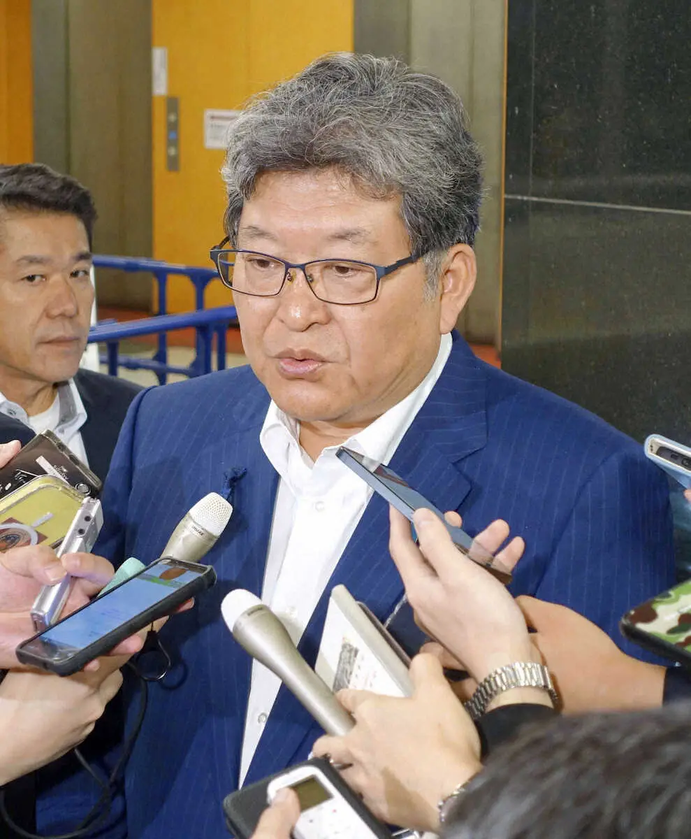 報道陣の取材に応じ、東京都連会長を辞任する意向を示した自民党の萩生田光一氏