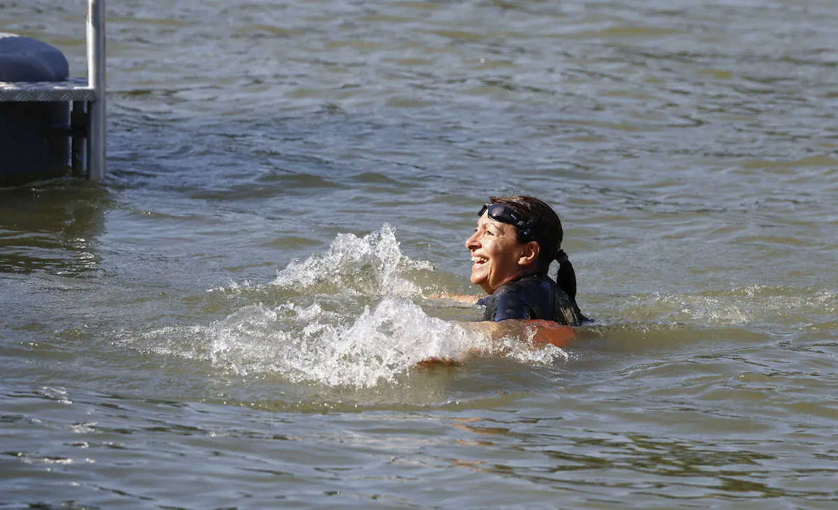 セーヌ川で泳ぐパリのイダルゴ市長＝17日、パリ（共同）