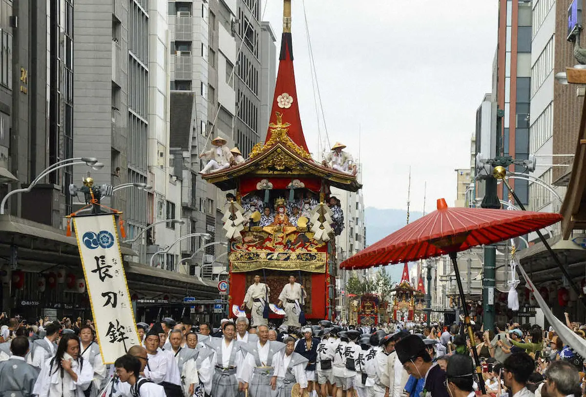 京都・祇園祭前祭の「山鉾巡行」で、四条通を進む先頭の長刀鉾