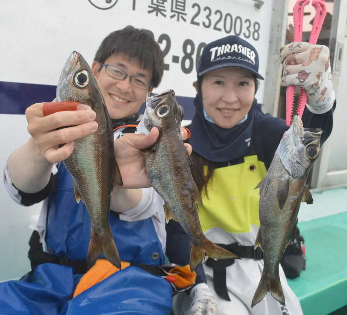 良型クロムツを釣り上げた秋間さん（右）と星川さん