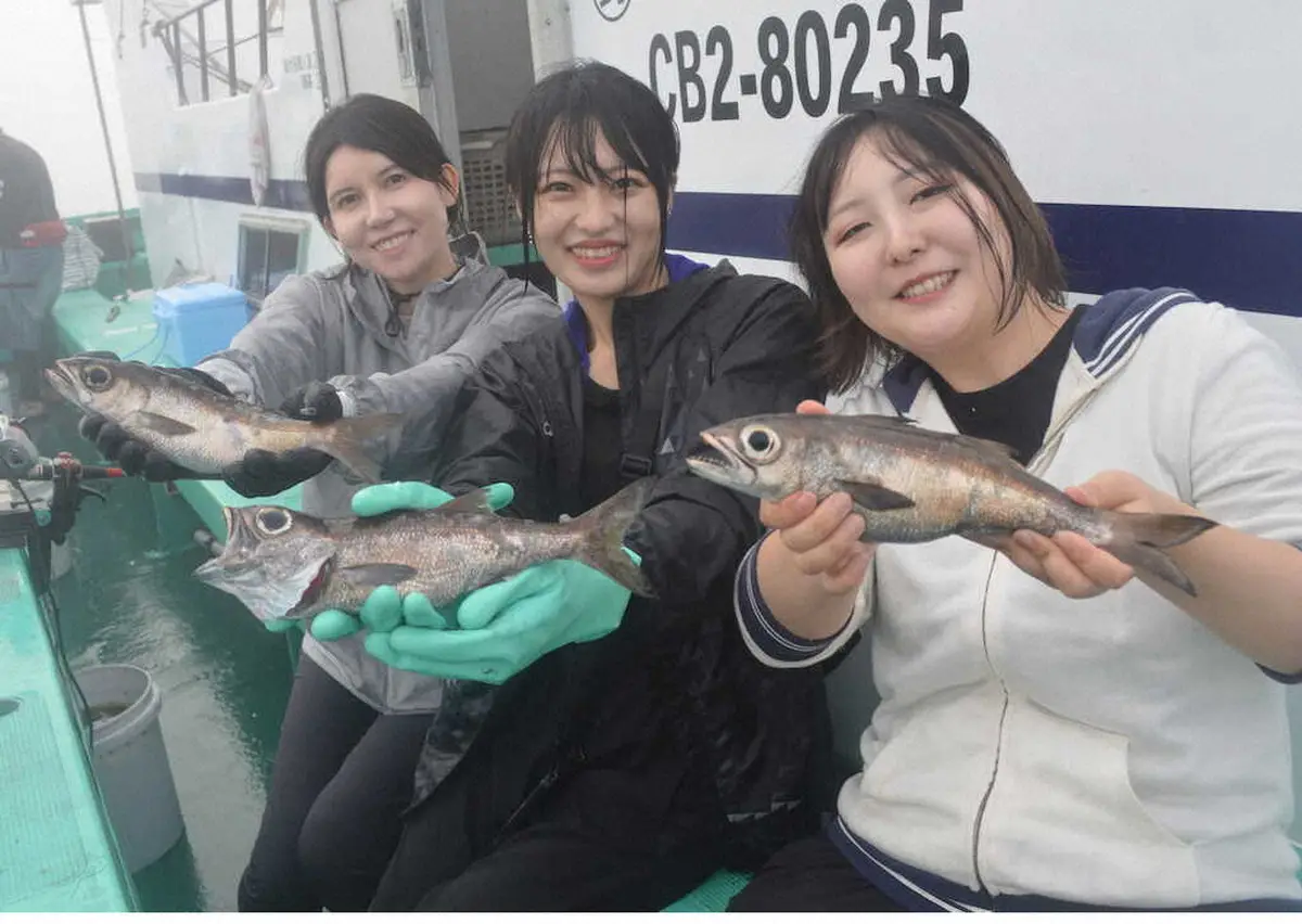 3人で釣りを楽しんだ(左から)小川さん、森さん、大高さん