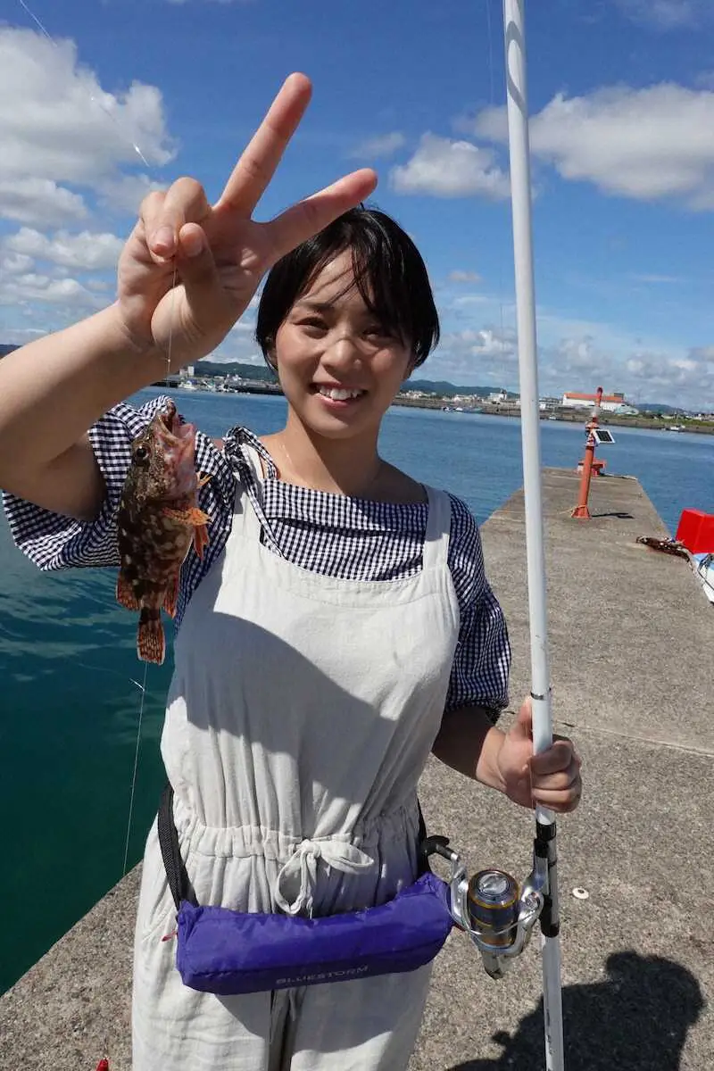 カサゴを釣り上げて笑顔の山岡雅弥（撮影協力・つり具ランド館山総合館）