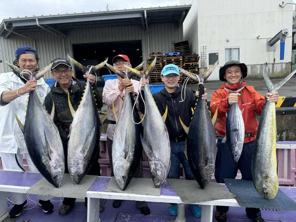 今回のキハダ釣果！左から雑賀さん、筆者、高島さんと2匹釣った三上さん、高田さん（右）は126センチのシイラと5キロのカツオ