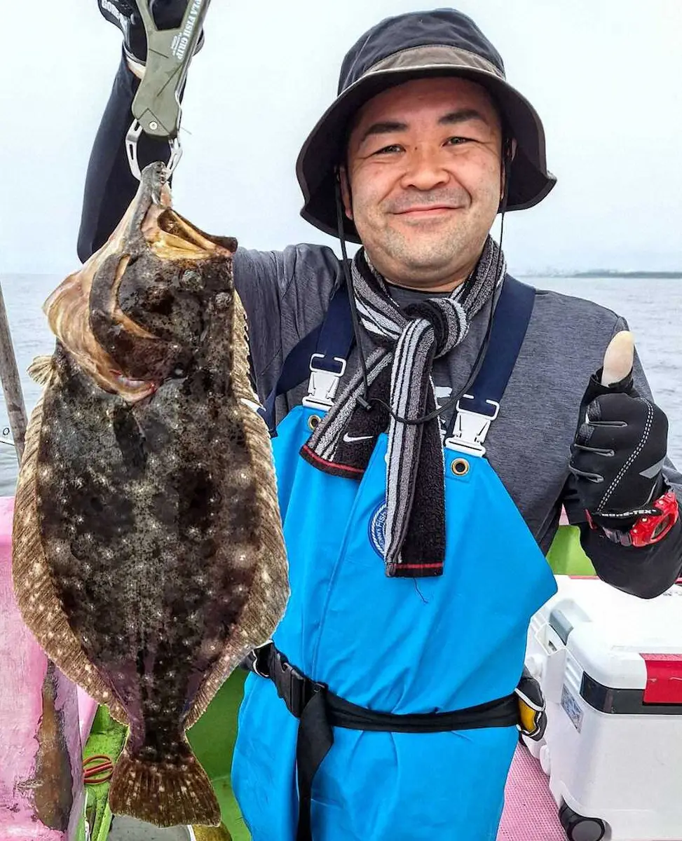 早々に良型ヒラメを連発した亀山さん