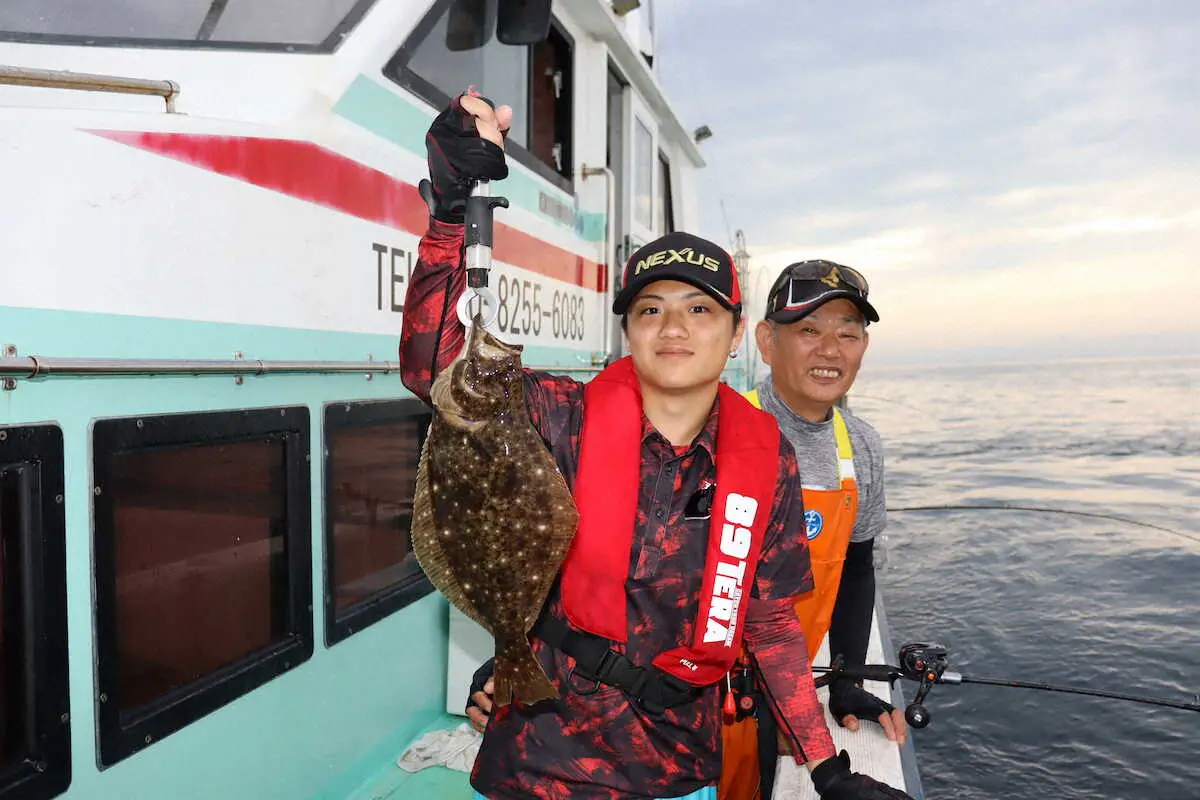 ファーストヒラメは48センチ！祖父・隆さん（右）のアドバイスで良型を仕留めた瑠飛さん