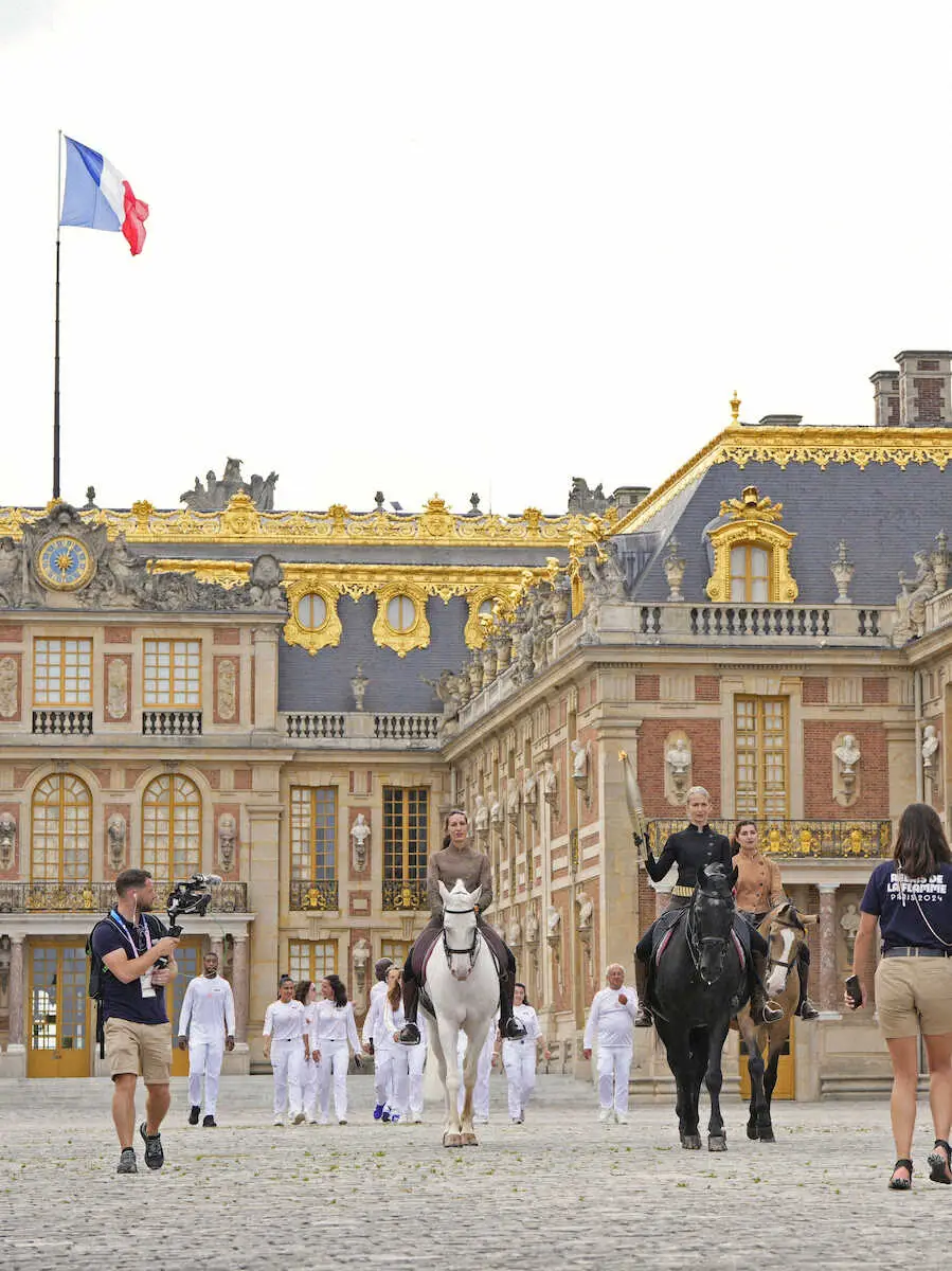 ベルサイユ宮殿で行われたパリ五輪の聖火リレー