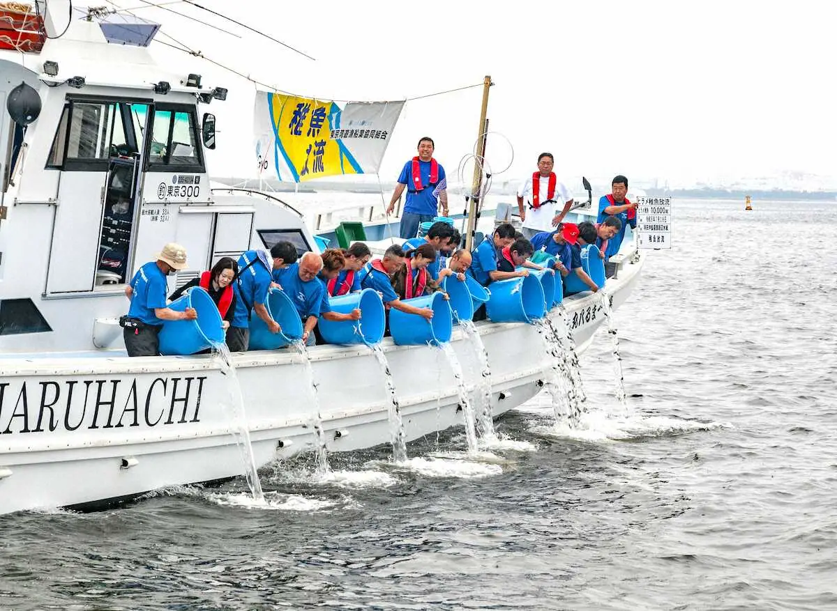 東京湾遊漁船業協同組合がヒラメの稚魚1万匹を放流した