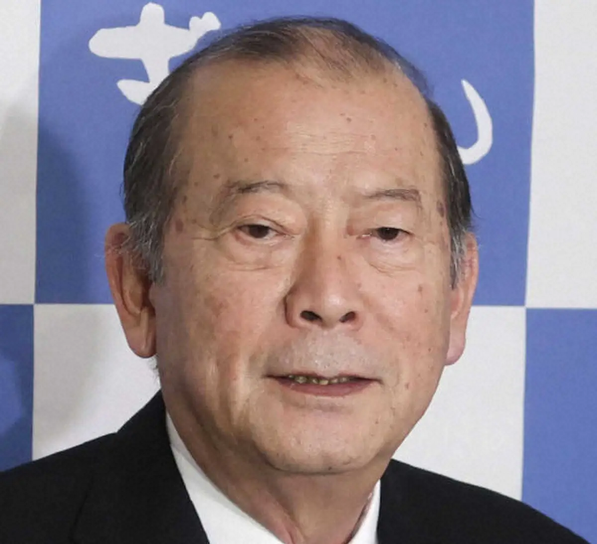 松川宜野湾市長が急死　出張中、都内ホテルで病死か　寝間着姿のままベッドで