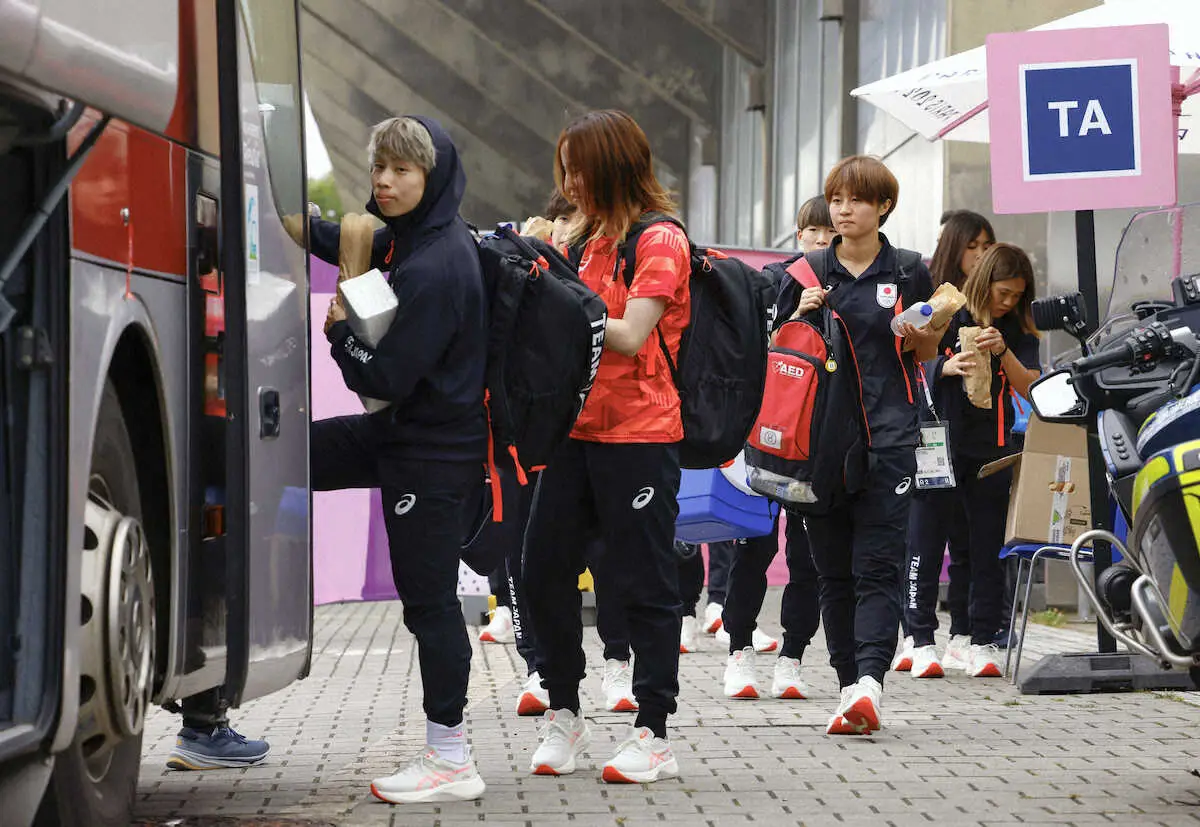 移動手段をTGVからバスへ変更し、乗り込む田中美南（左端）らサッカー女子日本代表