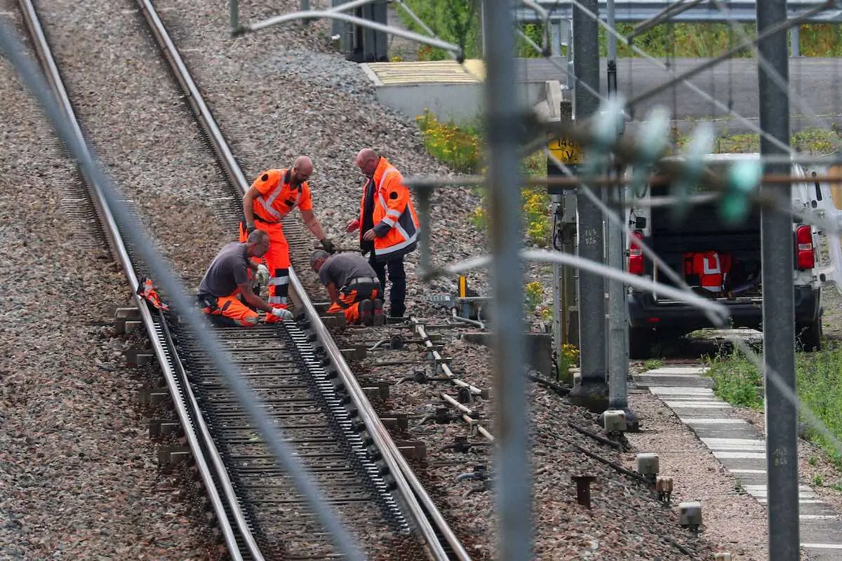 高速列車TGVの路線に対する破壊行為が起きた現場で作業するフランス国鉄関係者（ロイター）