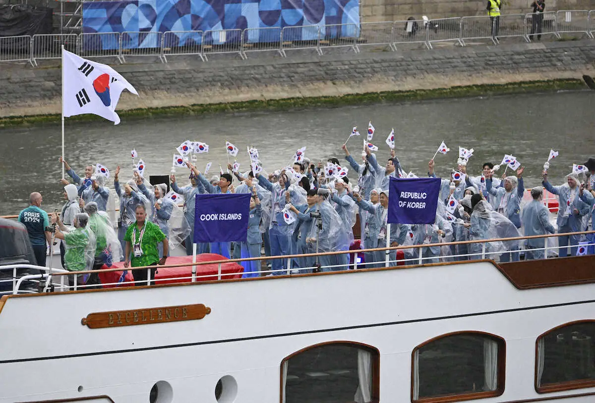 セーヌ川を船でパレードする韓国選手団