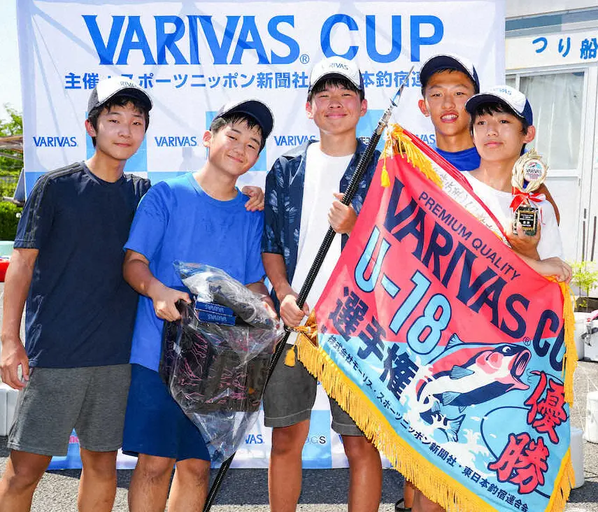 優勝し喜ぶ逗子開成高校のメンバー（撮影・会津　智海）