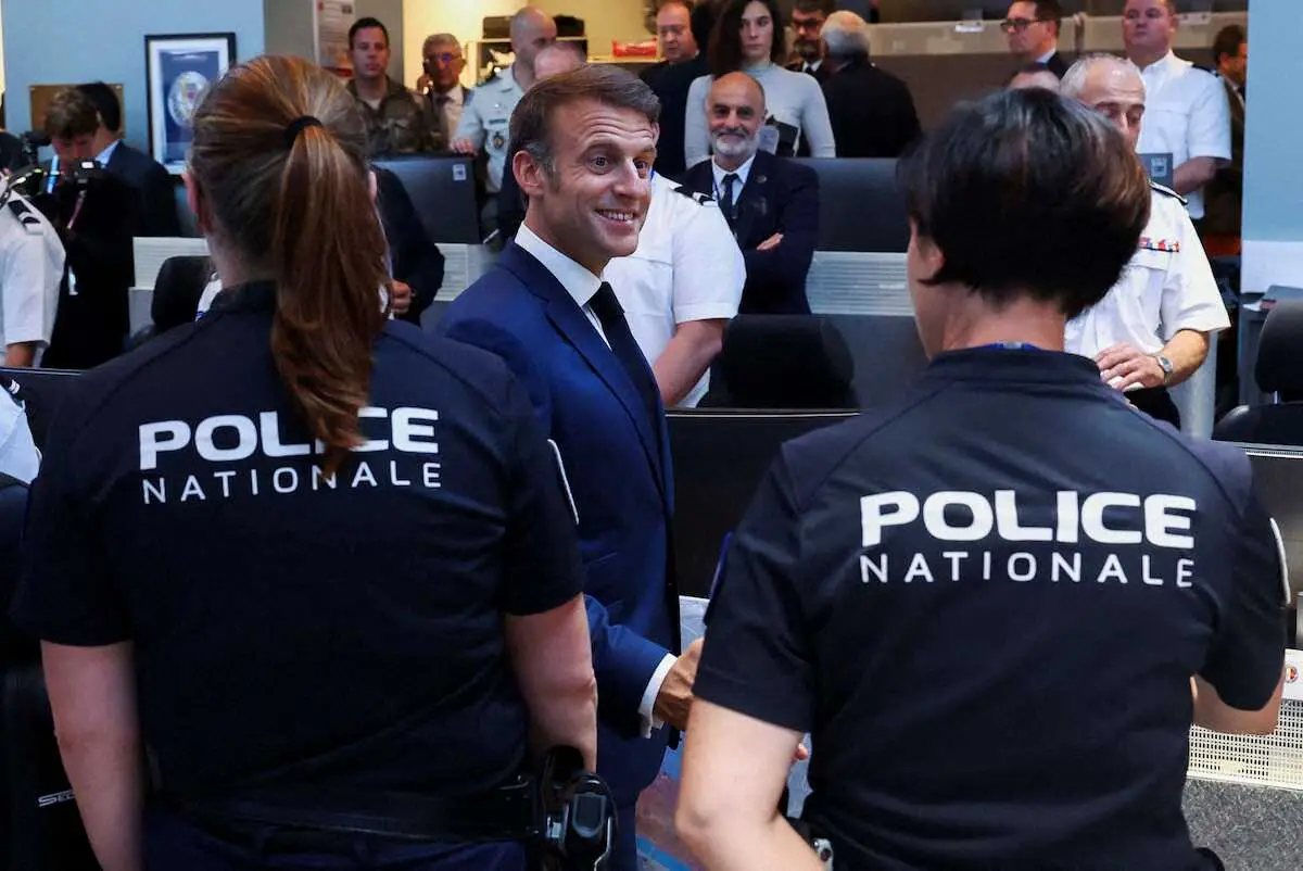 警察部隊の隊員らと面会するフランスのマクロン大統領（ロイター）