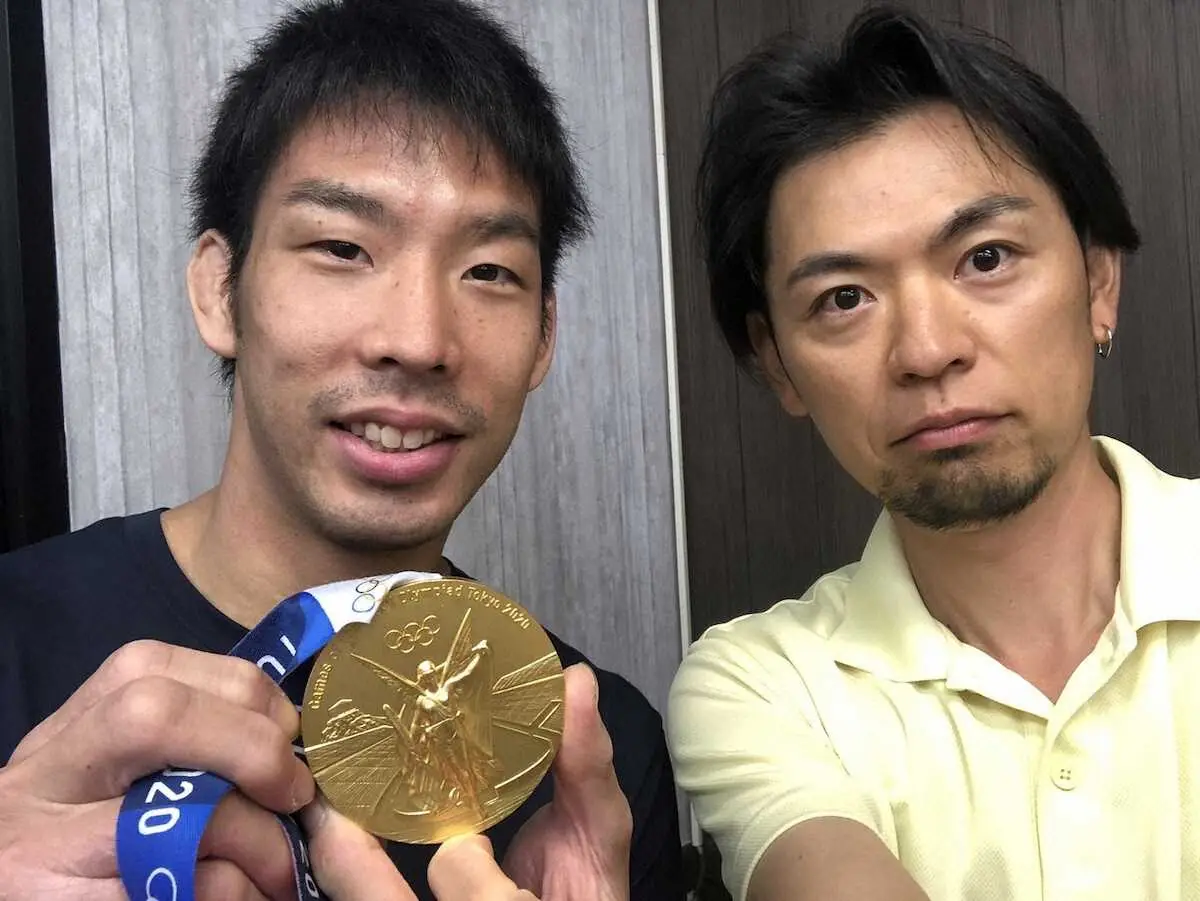 東京五輪後に金メダル獲得の報告で訪れた永瀬（左）と富永さん（富永さん提供）