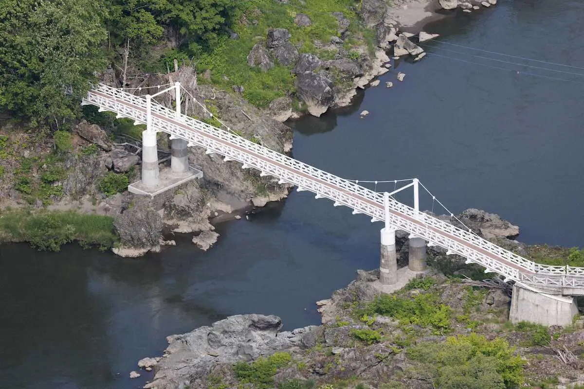 女子高校生を転落させたとされる北海道旭川市の神居古潭地区にあるつり橋（共同通信社ヘリから）