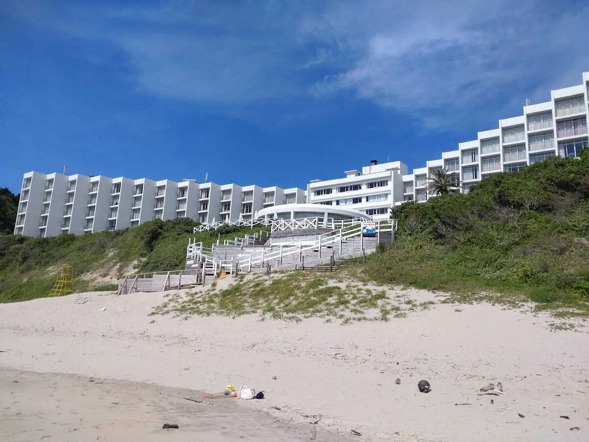 白い砂を見下ろすように建つ下田プリンスホテル。設計は故黒川紀章
