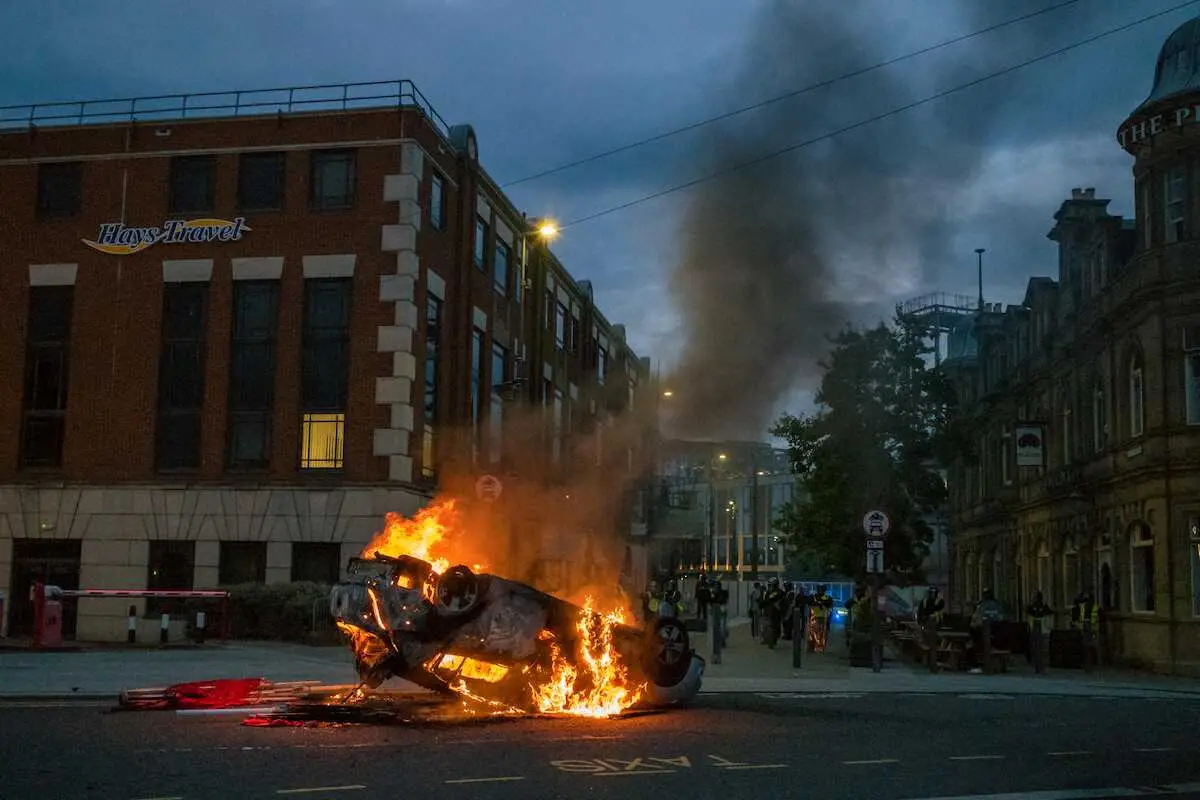 　2日、反移民の暴動が発生した英中部サンダーランドで燃やされた警察車両（ゲッティ＝共同）