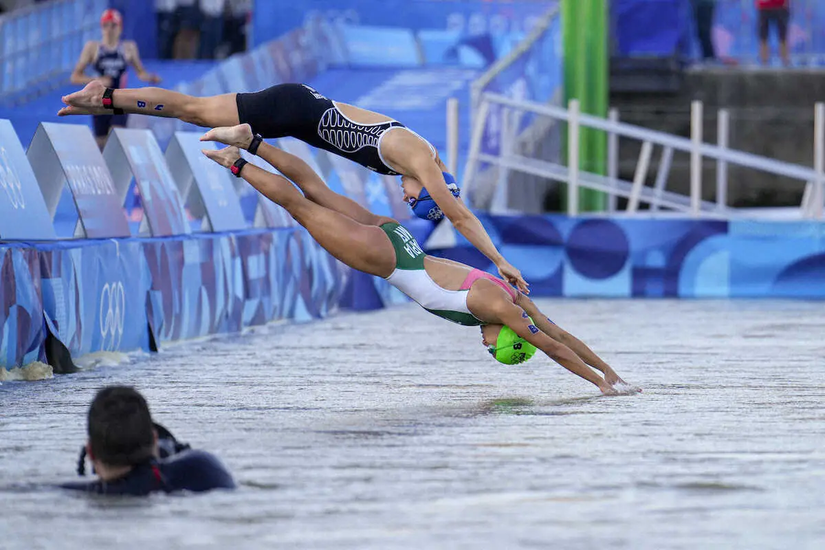 トライアスロン混合リレーでセーヌ川に飛び込む選手（AP）