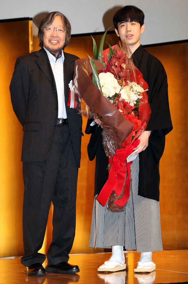 昨年11月の王位就位式で藤井王位(右)に花束をと渡した大崎善生さん