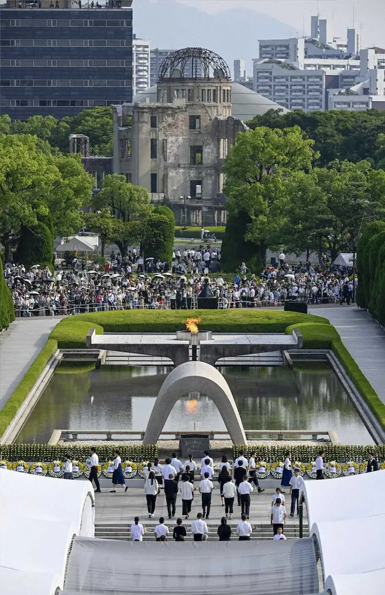 平和記念式典で原爆慰霊碑に献花する人たち＝6日午前8時12分、広島市の平和記念公園